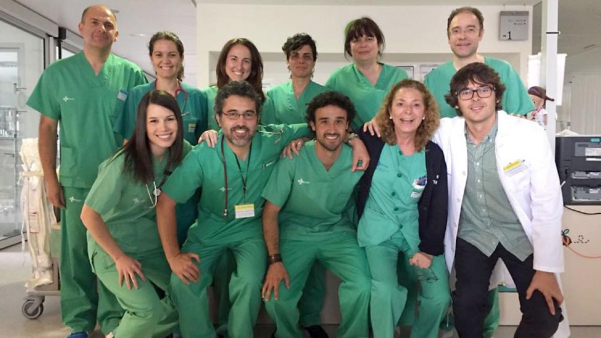 Personal de la UCIPedriática posa en una foto de familia.-ECB
