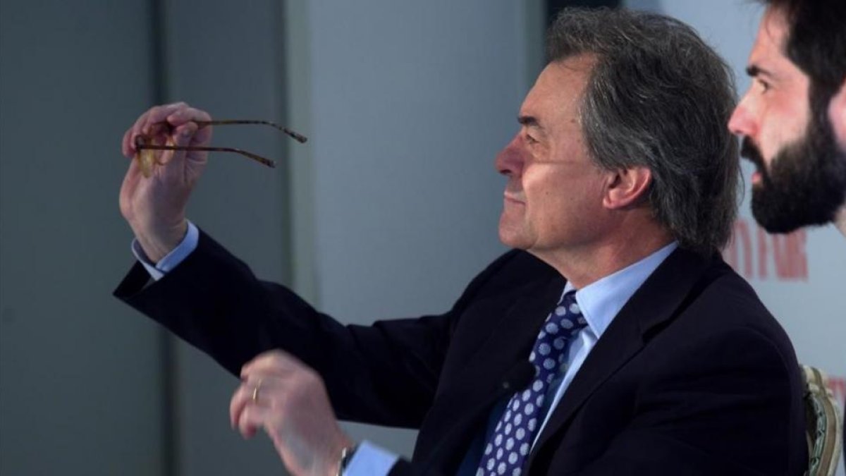 Artur Mas se prepara para hablar en el Desayuno de Vanity Fair organizado en Madrid este miércoles 22 de marzo.-DAVID CASTRO