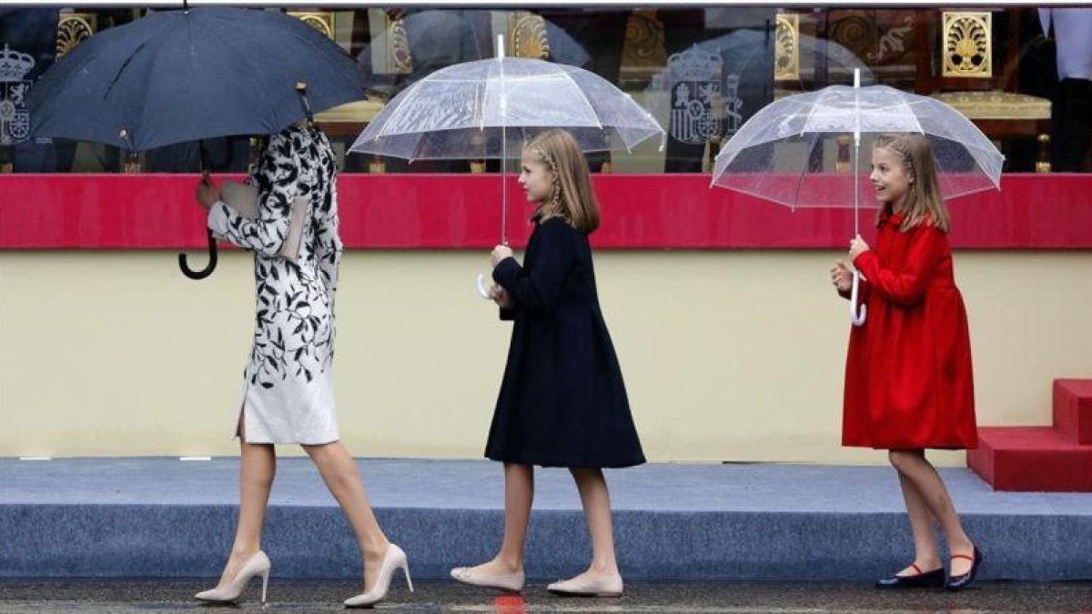 Letizia y sus hijas, la princesa Leonor y la infanta Sofía, llegan en fila india al desfile militar del 12 de octubre.-JUAN MANUEL PRATS