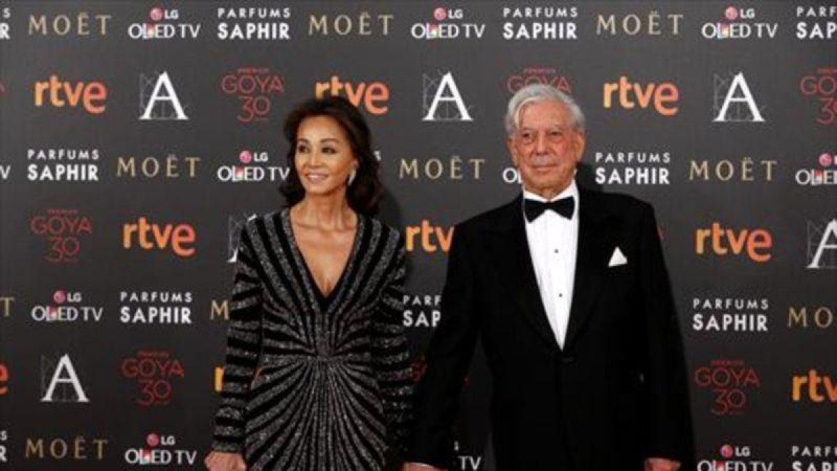 Isabel Preysler y Mario Vargas Llosa, en la entrega de los Premios Goya 2016.-JUAN MANUEL PRATS