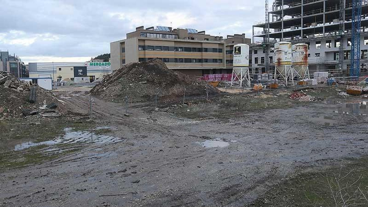La parcela junto a la iglesia de San Josemaría y el Mercadona albergará 73 viviendas tras su venta por 3,58 millones de euros.-RAÚL OCHOA