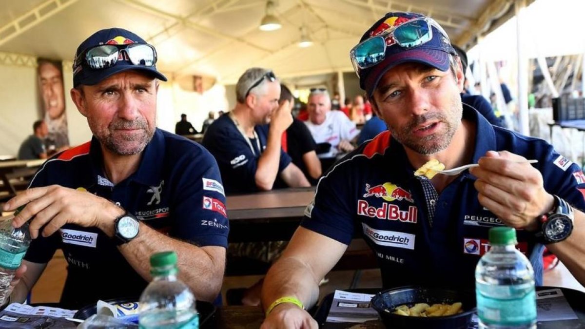 Stéphane Peterhansel y Sebastien Loeb, en el comedor de Peugeot del Dakar.-AP / FRANCK FIFE