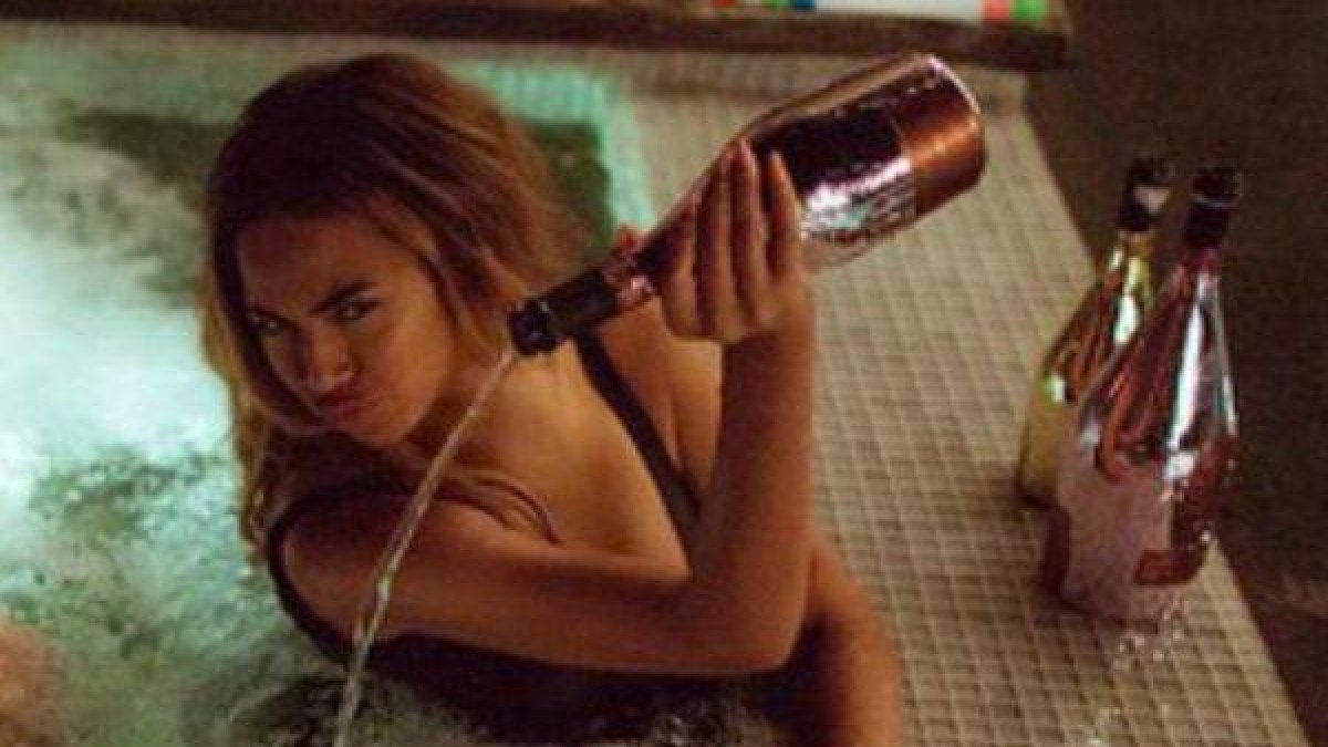 Imágen de la polémica de Beyoncé con el champán en su último clip.-