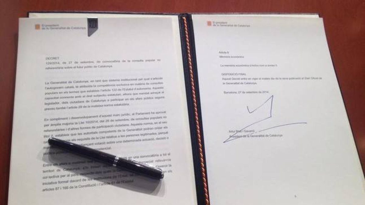 El decreto de convocatoria de la consulta, firmado por Artur Mas este sábado.-