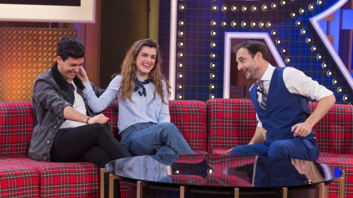 Alfred y Amaia, con Robert Vilar, en el programa de Antena 3 La noche de Rober.-EL PERIÓDICO
