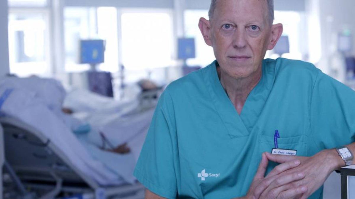 El doctor Pedro Abaigar, jefe de sección de Nefrología, en la Unidad de Diálisis.-RAÚL G. OCHOA