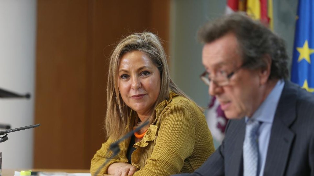 La vicepresidenta y portavoz de la Junta de Castilla y León, Rosa Valdeón, comparece en rueda de prensa posterior al Consejo de Gobierno. Le acompaña en la imagen, José Antonio de Santiago-Juárez, consejero de la Presidencia-Ical