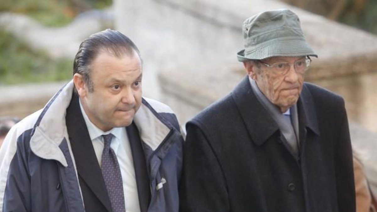El principal acusado, Miguel Ángel Flores (izquierda), a su llegada al juicio del Madrid Arena.-AGUSTÍN CATALAN