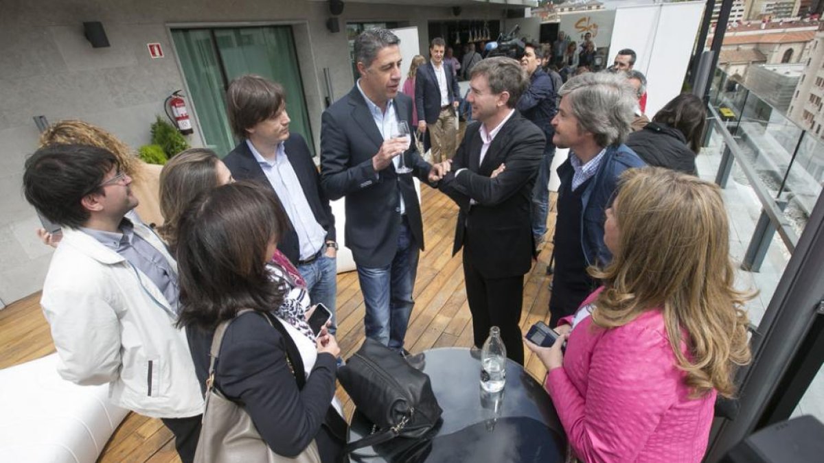 El coordinador del PP de Cataluña, Xavier García Albiol estuvo acompañado de numerosos miembros del PP burgalés.-R. O.