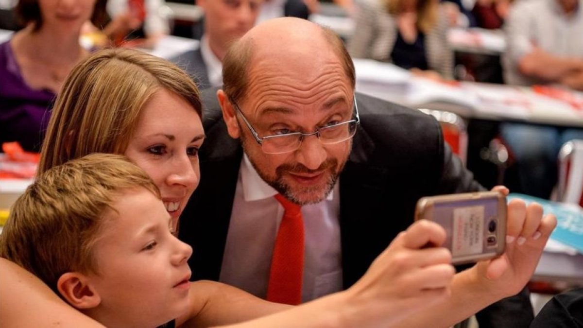 Schulz, con unos seguidores tras el mitin.-SASCHA SCHUERMANN / AFP