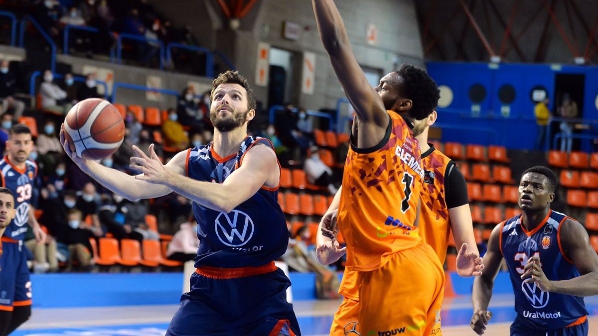 Ferrando supera la defensa para dejar la bandeja. TOMÁS ALONSO