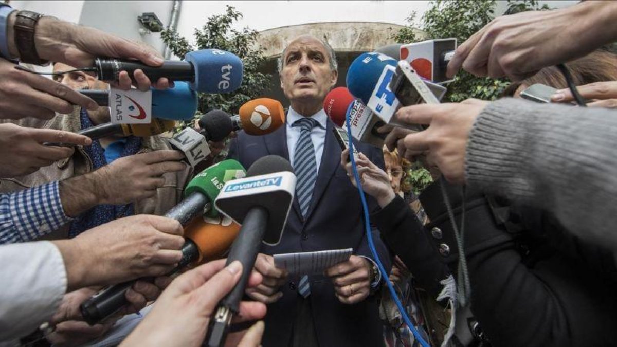 Camps sale de la sede del Consell Jurídic Consultiu rodeado de periodistas-MIGUEL LORENZO