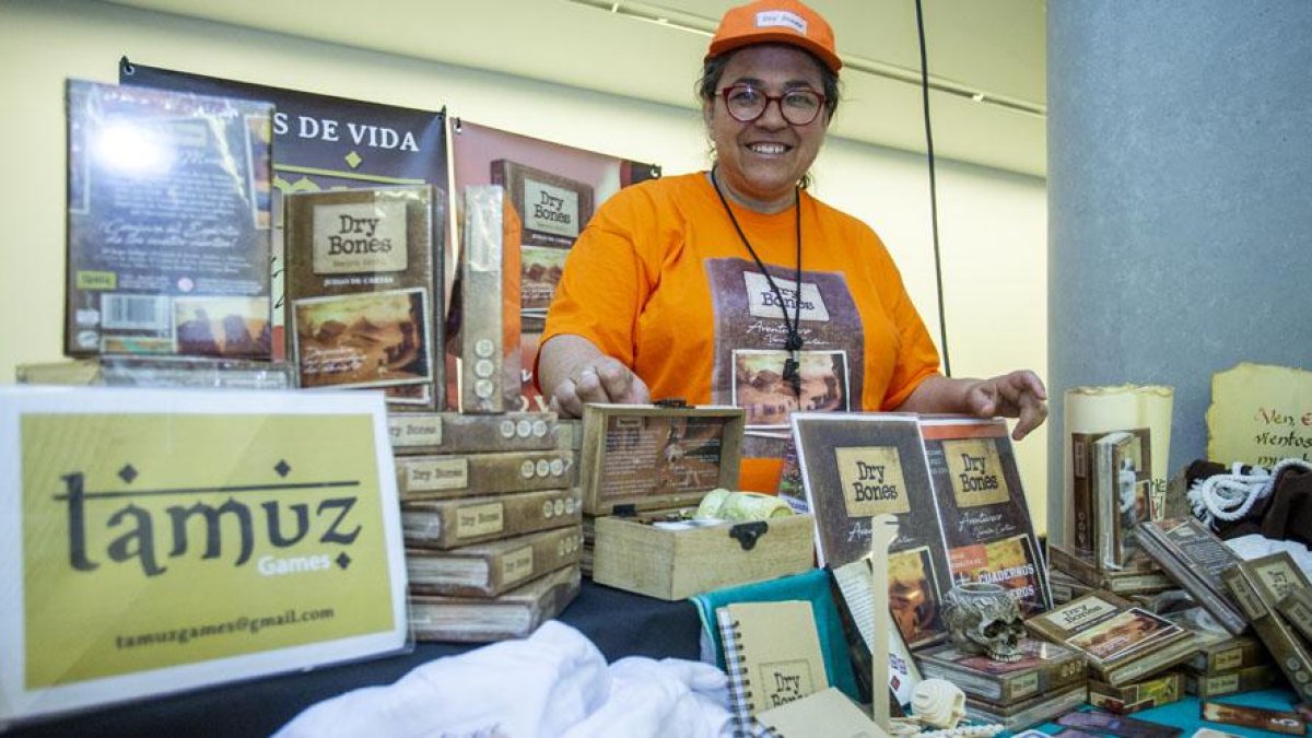 Beatriz Grifol acompañada de sus productos en las jornadas de manga y ocio alternativo.-SANTI OTERO