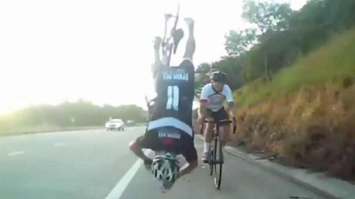 La suciedad en el arcén provocó esta peligroso accidente.-TWITTER