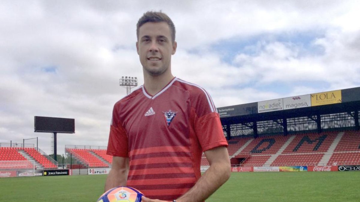 Pedro Martín con la camiseta rojilla.-