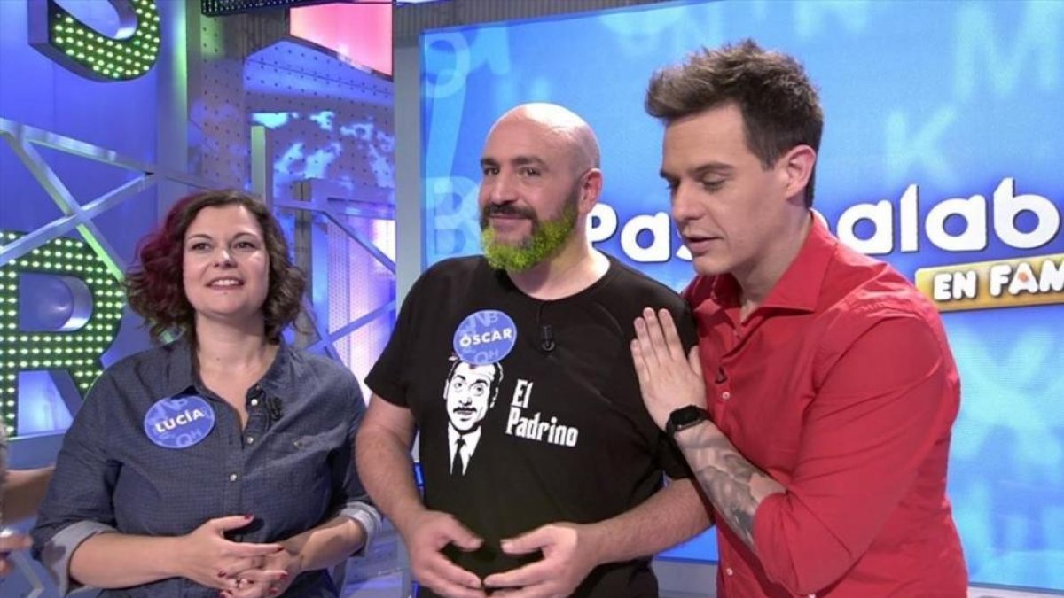 Los hermanos Óscar (con la barba teñida de amarillo) y Lucía, del equipo de los Díaz, ganadores del bote de 198.000 euros de Pasapalabra en familia (Tele 5). /-MEDIASET