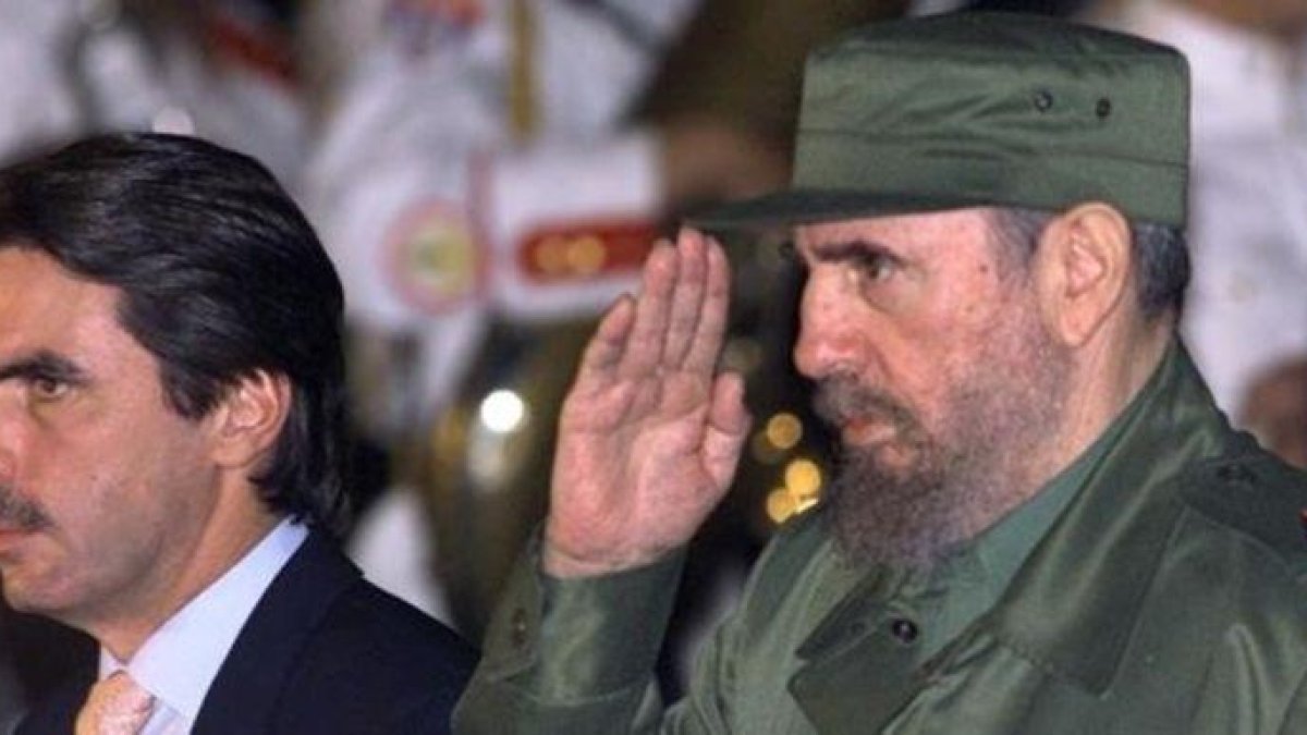 José María Aznar junto a Fidel Castro.-AFP / CHRISTOPHE SIMON
