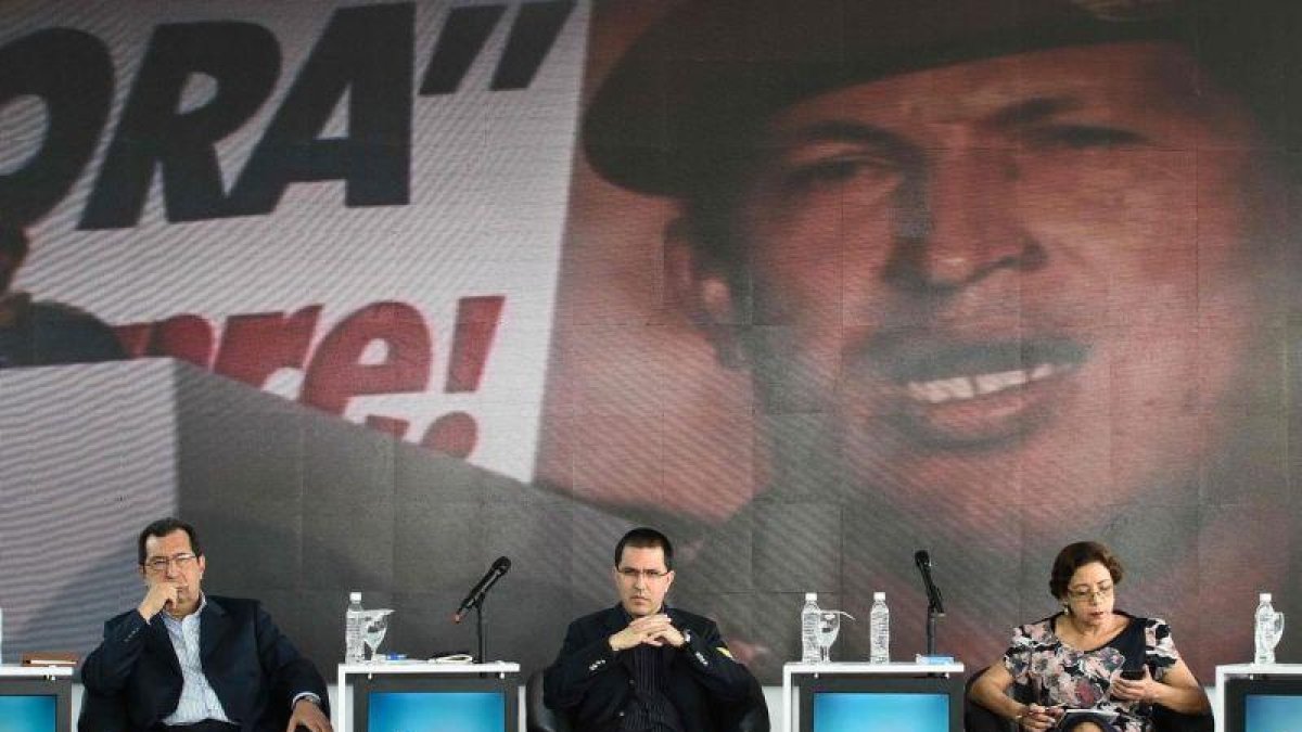 Adán Chávez, hermano de Hugo Chávez, junto con Jorge Arreaza dicen que defenderán con las armas a Venezuela.-AFP