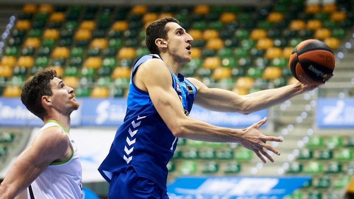 Kravic deja el balón con la izquierda. B. B. HOJAS / SPB