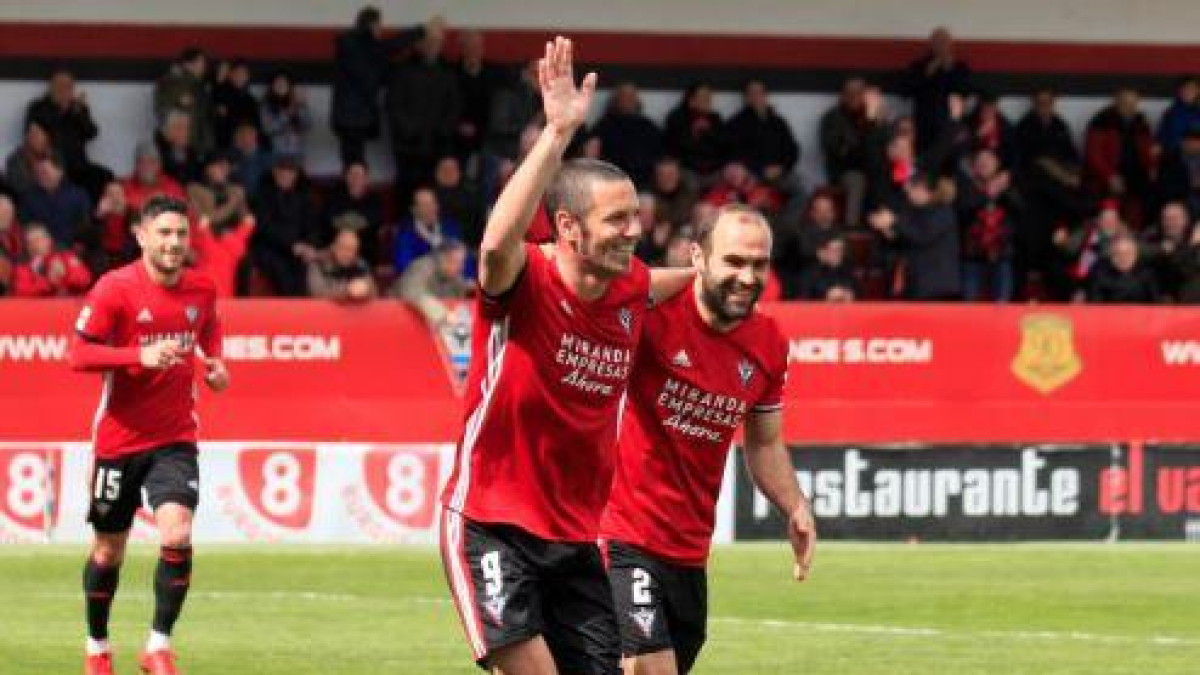Diego Cervero, que volvió a marcar en Gobela, celebra un gol durante un choque disputado en Anduva.-JOSÉ ESTEBAN EGURROLA
