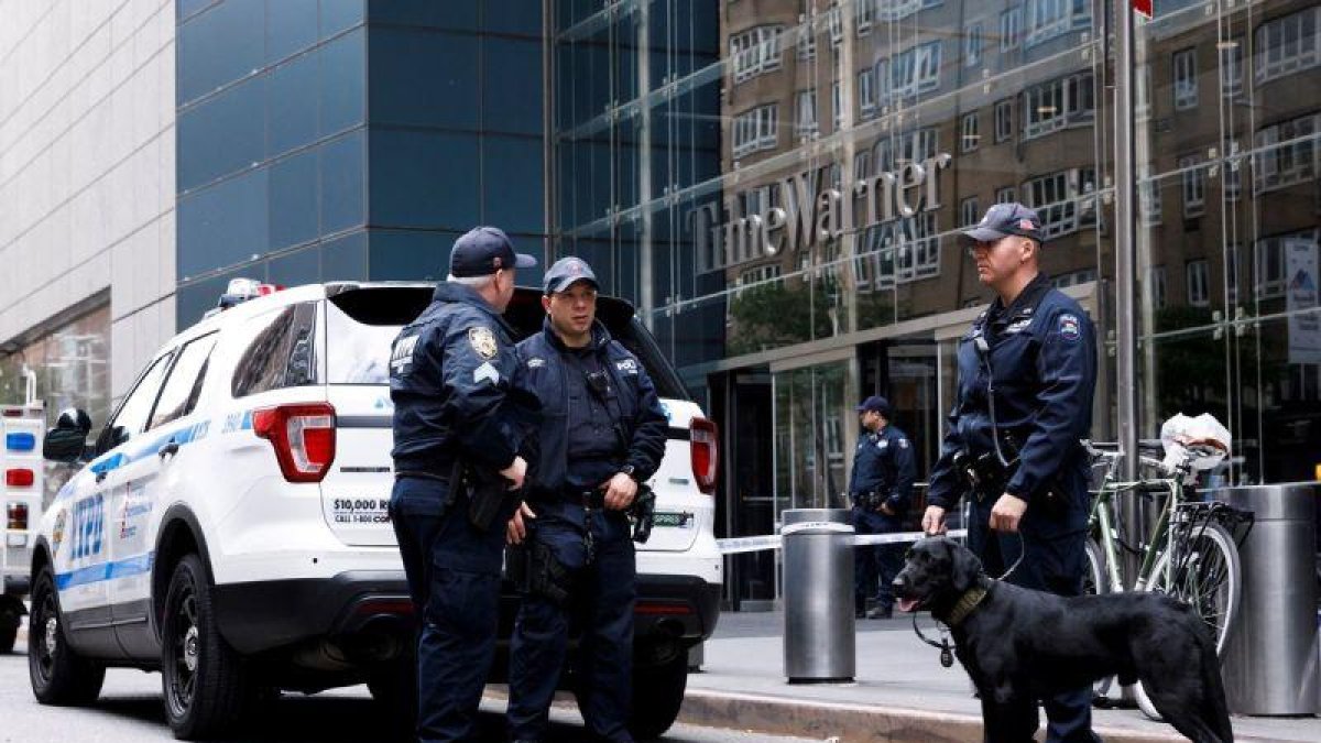 Varios policias montan guardia en el exterior del edificio evacuado de Time Warner sede de la CNN en Nueva York Estados Unidos.-EPA