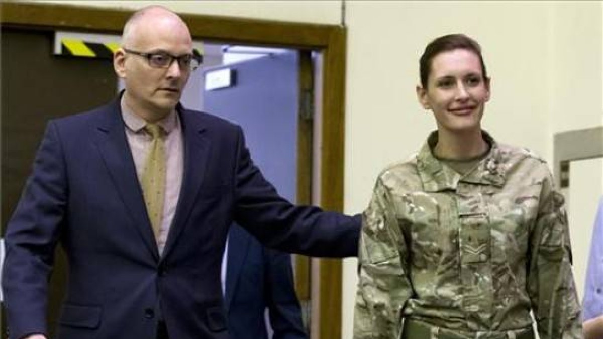 Anna Cross, junto al doctor Michael Jacobs, a su llegada a la rueda de prensa en el Royal Free Hospital, en Londres.-Foto: JUSTIN TALLIS / AFP