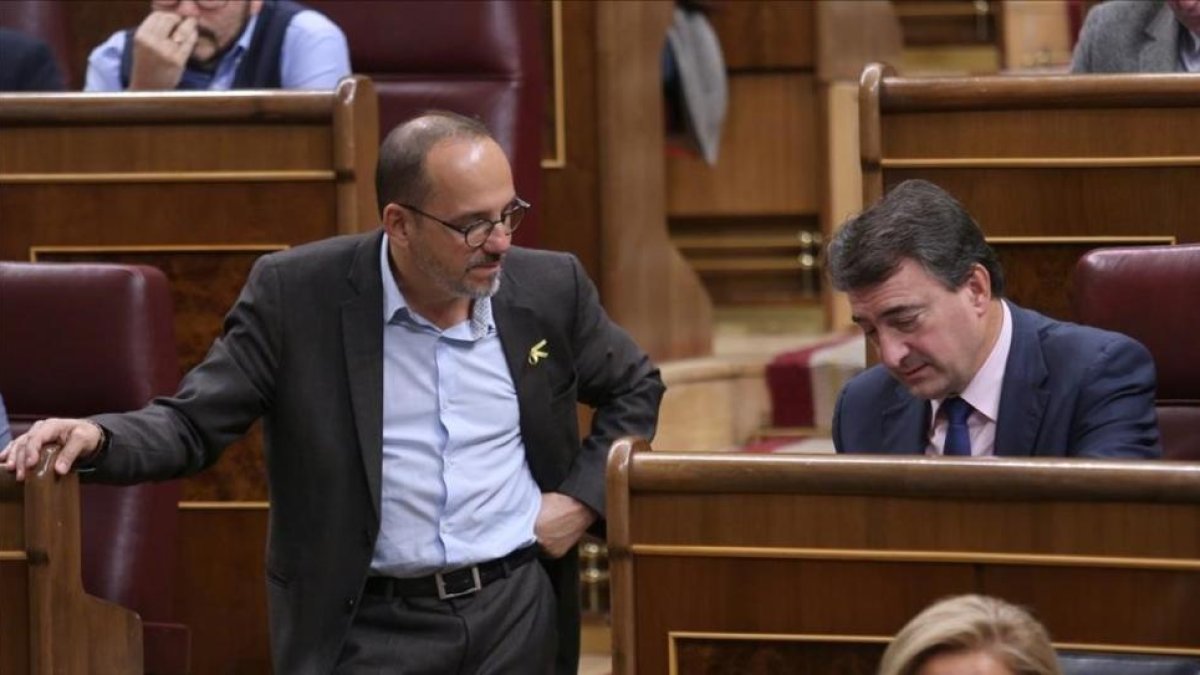Los portavoces del PDECat y el PNV, Carles Campuzano y Aitor Esteban, el pasado noviembre en el Congreso.-DAVID CASTRO