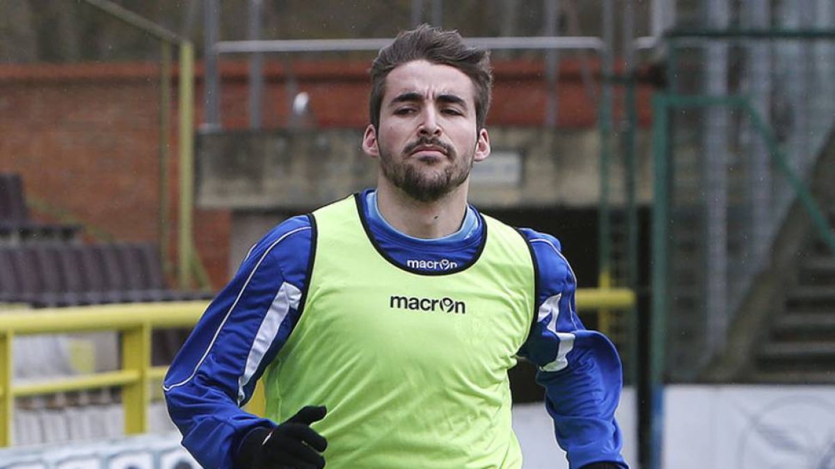 Raúl Rodrigo durante el entrenamiento de ayer en El Plantío.-RAÚL G. OCHOA