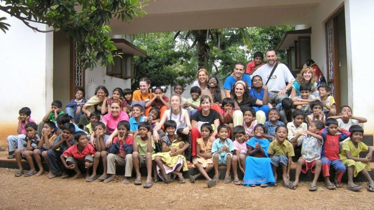 Varios alumnos de la UBU posan con algunos de los niños con los que trabajan en Bangalore.-ECB