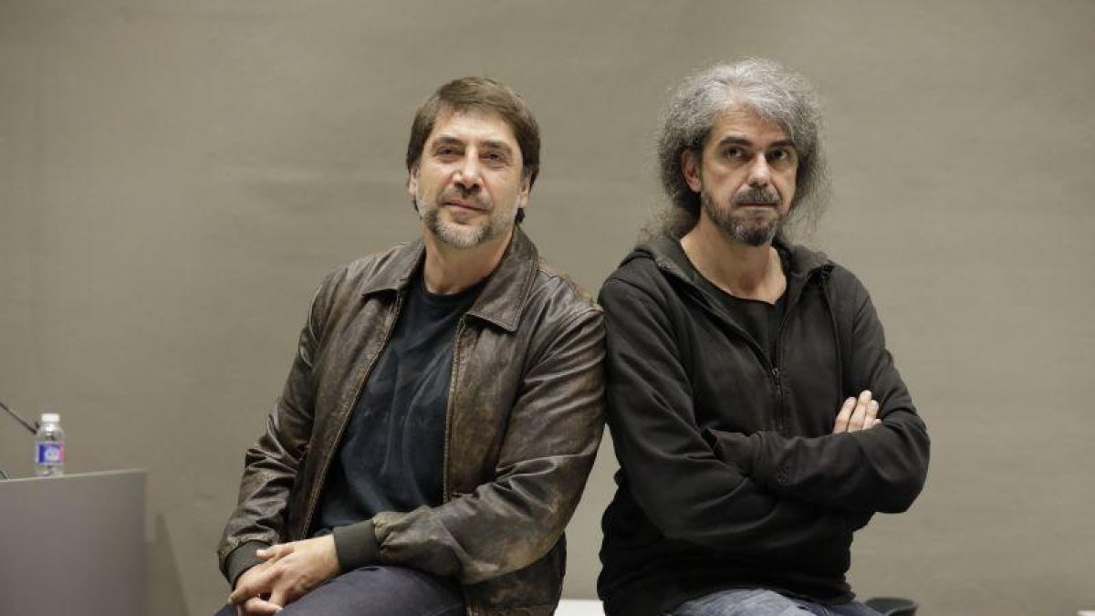 Bardem junto a León de Aranoa, hoy, en Paraninfo-CHUS MARCHADOR