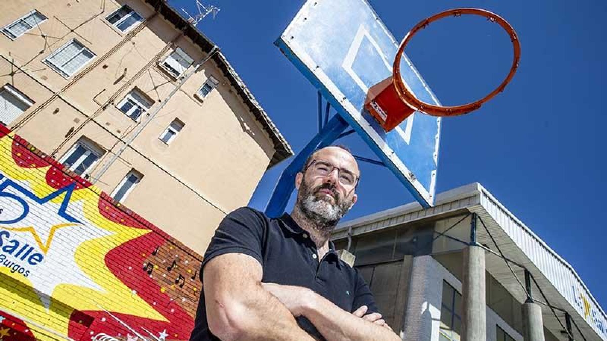 Leandro Pérez bajo una canasta de La Salle.-SANTI OTERO