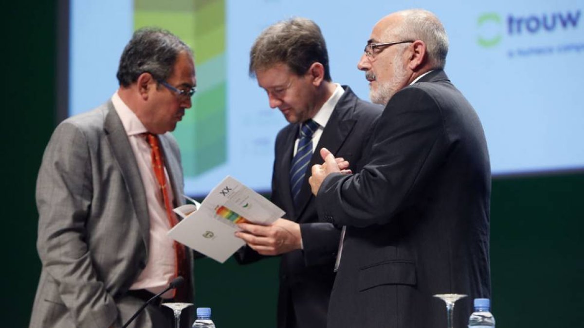 Baudilio Fernández-Mardomingo, Javier Lacalle y Luis Miguel Cebrián charlan antes de la inauguración del congreso.-RAÚL G. OCHOA