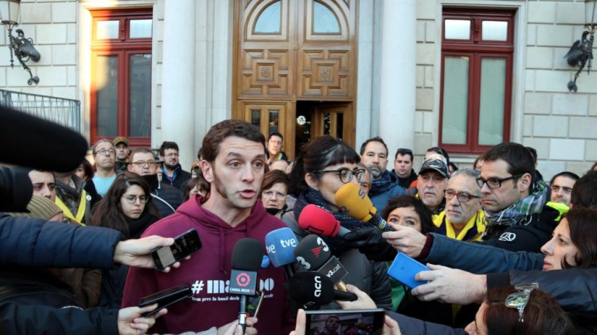 Oriol Ciurana y Marta Llorens, este miércoles, ante el Ayuntamiento de Reus antes de ser detenidos-ACN / NÚRIA TORRES