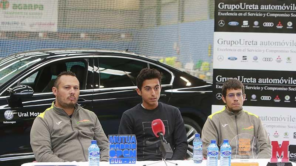 Cristiano Oliveira, Nicolás Álvarez y Guillermo Antón en la Academia Oliveria Tennis Pro-Raúl G. Ochoa