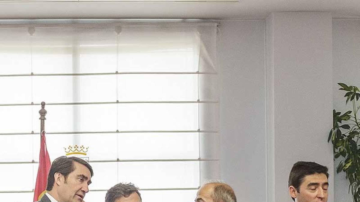 El consejero de Fomento durante la firma de un programa Rehabitare con varios alcaldes.-ICAL