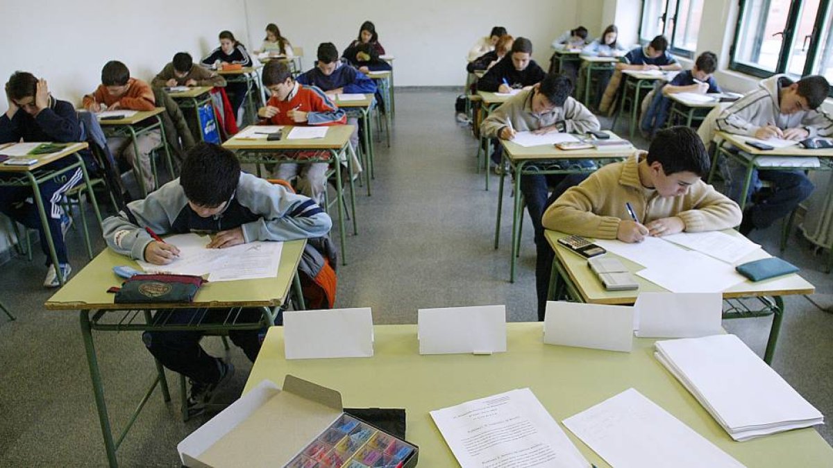 Varios alumnos realizan un ejercicio en clase-ISRAEL L. MURILLO