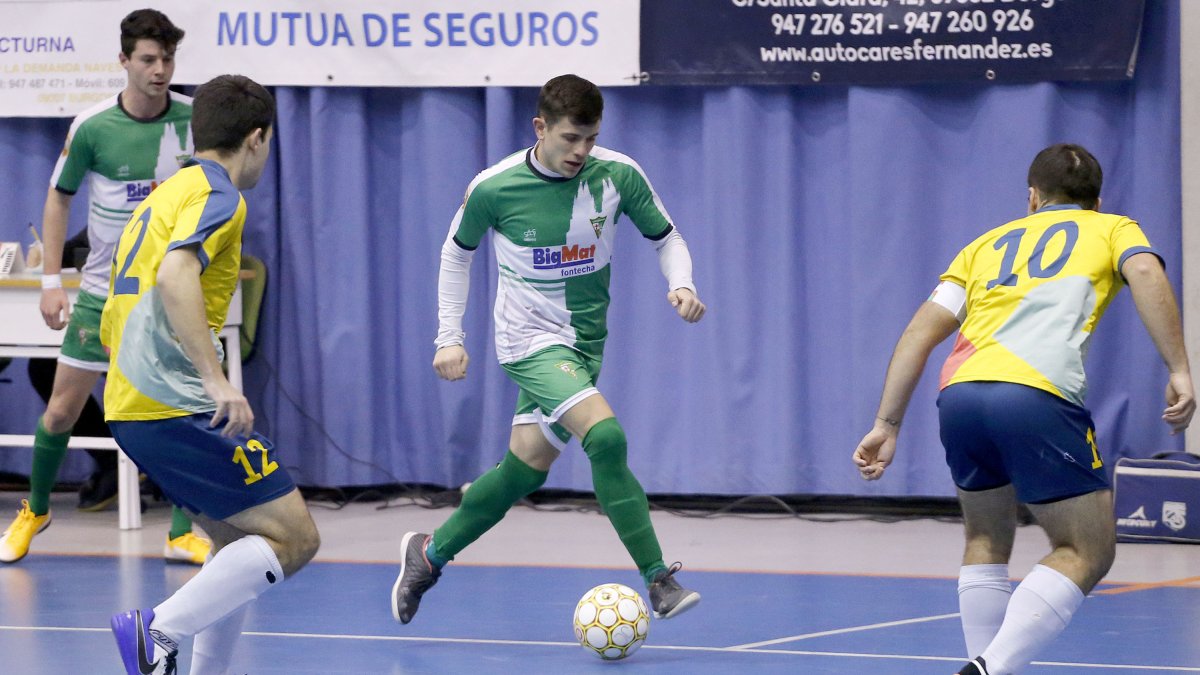 Oli conduce el balón. SANTI OTERO