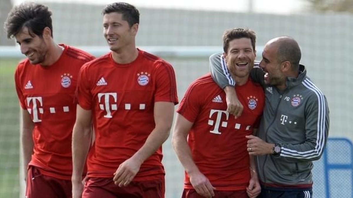 Javi Martínez, Lewandowski, Alonso y Guardiola, durante un entrenamiento del Bayern en Catar, el pasado día 10.-EPA / ANDREAS GEBERT