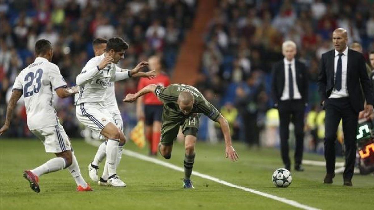 Zidane presencia una jugada durante el enfrentamiento del Madrid contra el Legia.-AP / DANIEL OCHOA DE OLZA