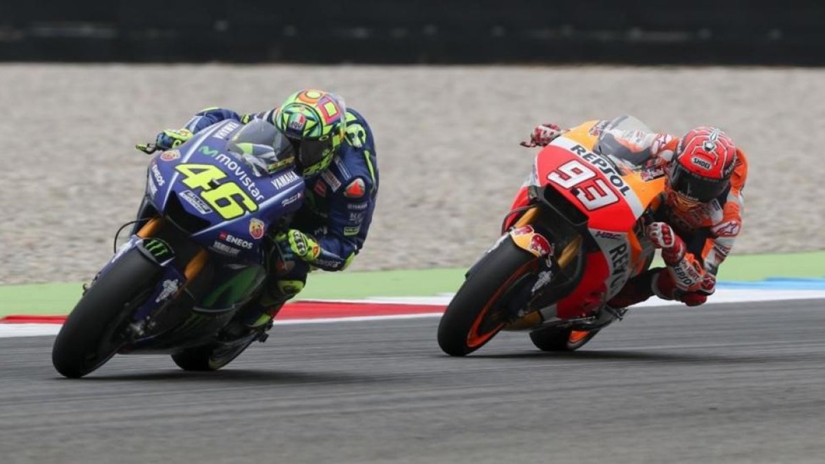 Marc Márquez, persiguiendo, fuera de su moto, a Valentino Rossi.-ALEJANDRO CERESUELA