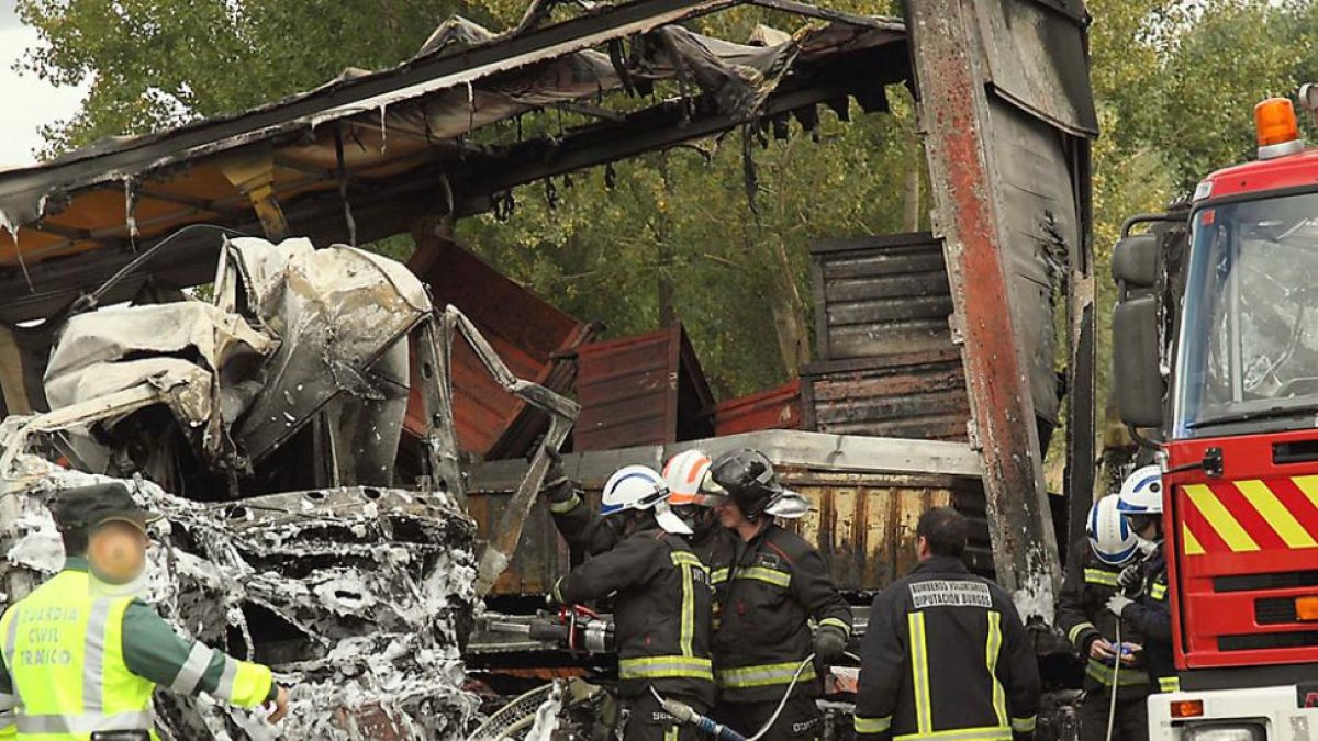 Al lugar del accidente, en el que falleció uno de los camioneros, acudieron cuatro dotaciones de bomberos.-G. González