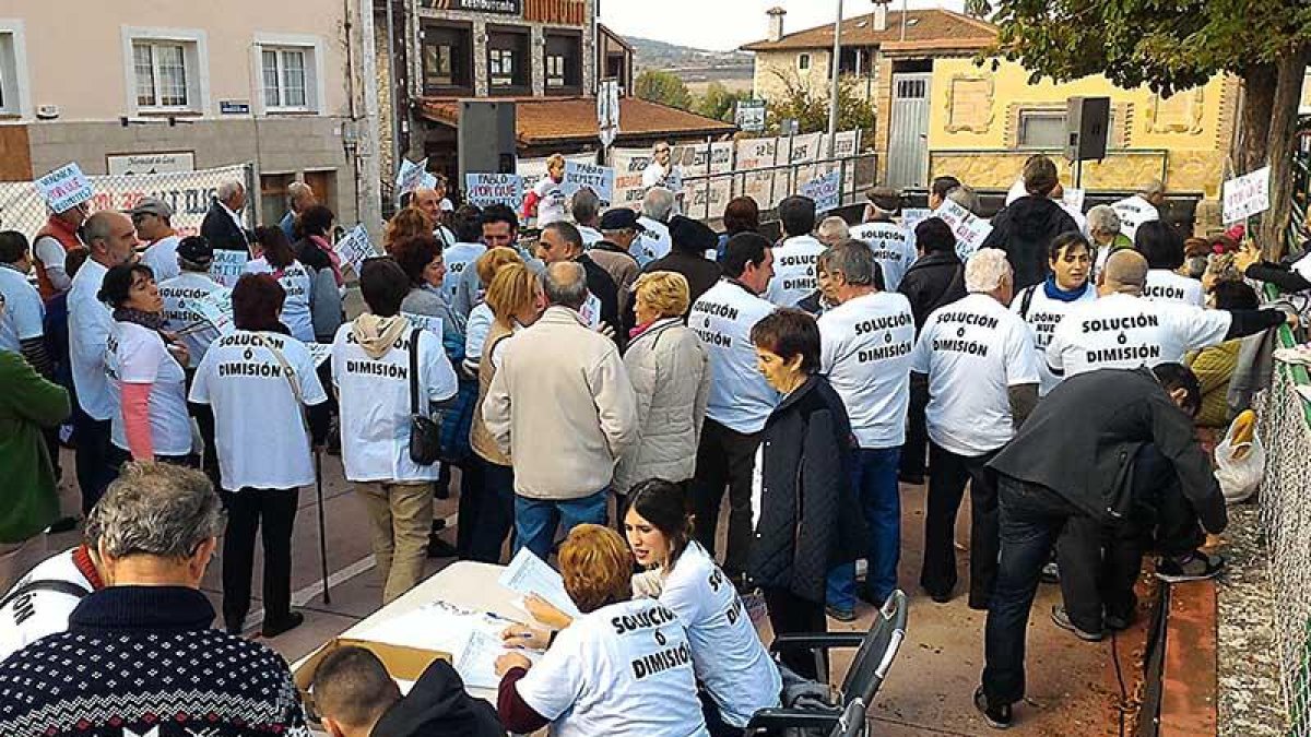 Manifestación de vecinos de La Hidesilla en Quincoces de Yuso.-ECB