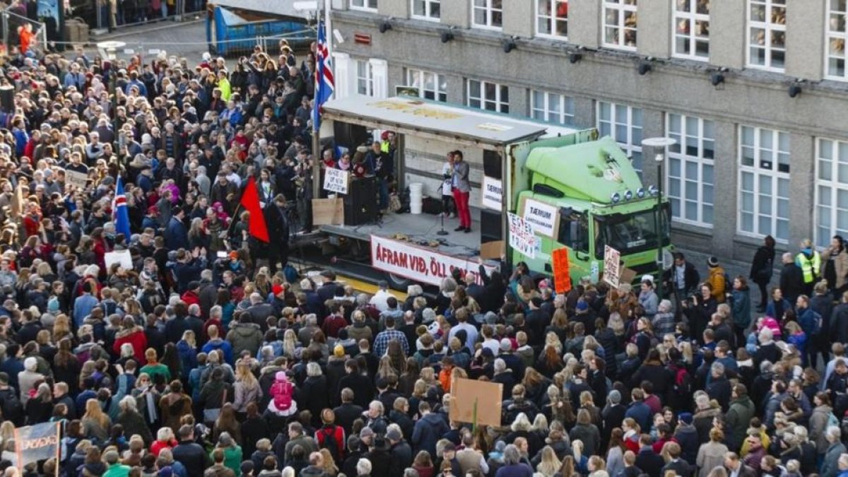 Manifestantes contra la permanencia en el Gobierno del 'premier' Gunnlaugsson, el día 4, en Reikiavik.-EFE / BIRGIR POR HARDARSON