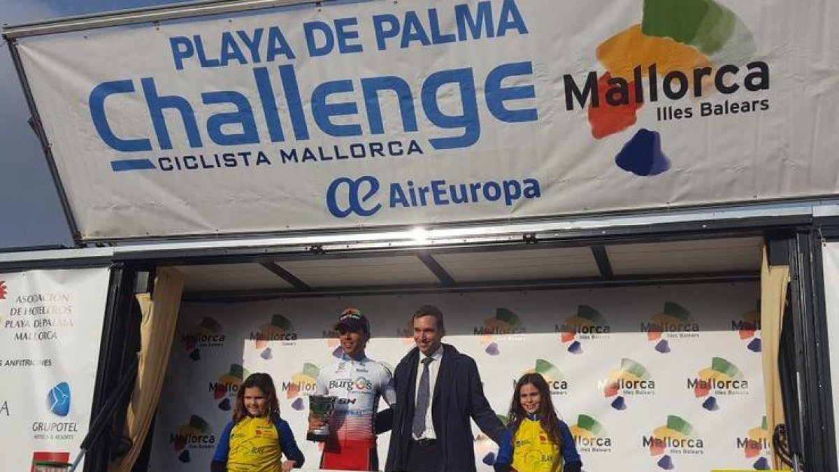 Pablo Torres con el trofeo de ganador de las metas volantes.-