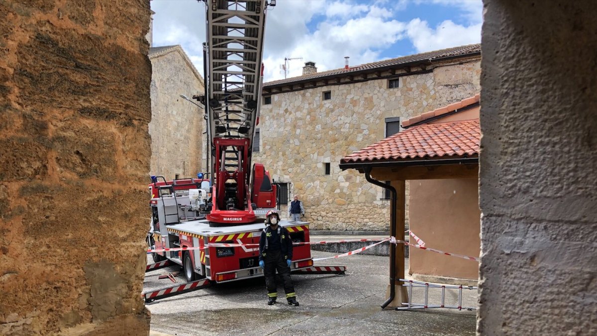 Los bomberos de Burgos desplazaron autobomba, autoescala y dos vehículos auxiliares a Tobes y Rahedo.