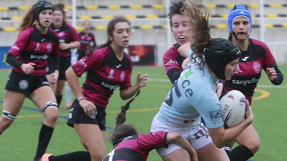 Laura Maestro gana la línea de ventaja. RAÚL OCHOA