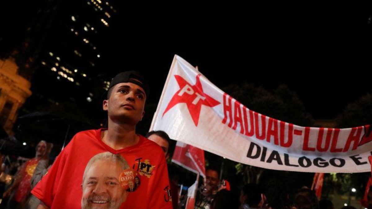 Un acto de campaña del candicato Lula.-PILAR OLIVARES (REUTERS)