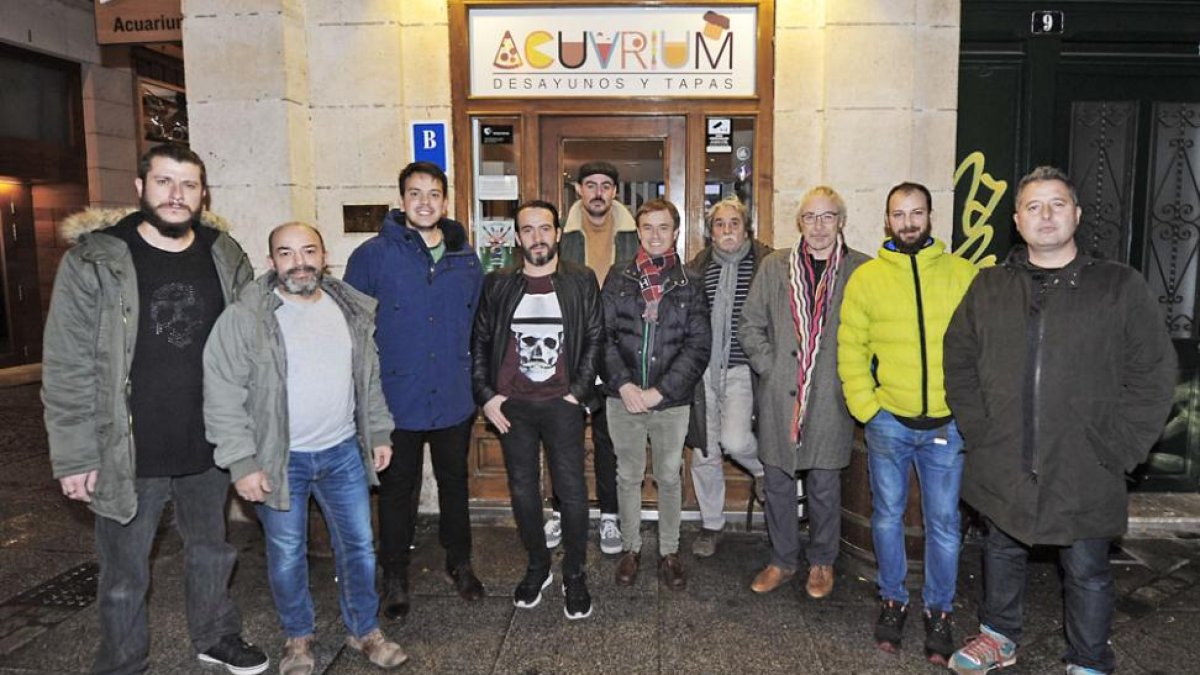 Diez de los doce fotógrafos que participan en esta propuesta se juntaron ayer en el bar Acuarium durante la inauguración de la muestra.-Israel L. Murillo