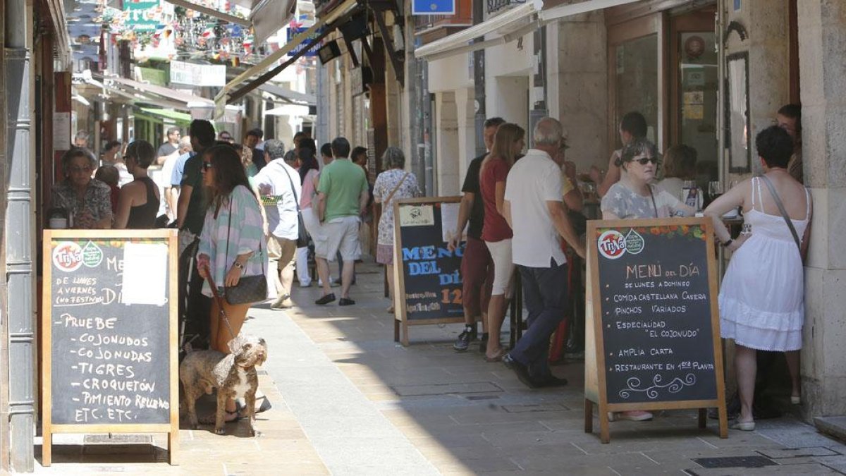 Varias personas disfrutan de la oferta gastronómica burgalesa en la calle Los Herreros.-RAÚL G. OCHOA