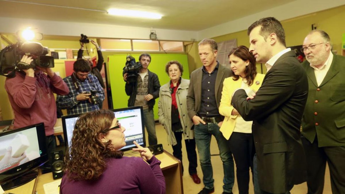 El secretario regional del PSOE, Luis Tudanca, charla con una de las empleadas de AransBur.-RAÚL G. OCHOA